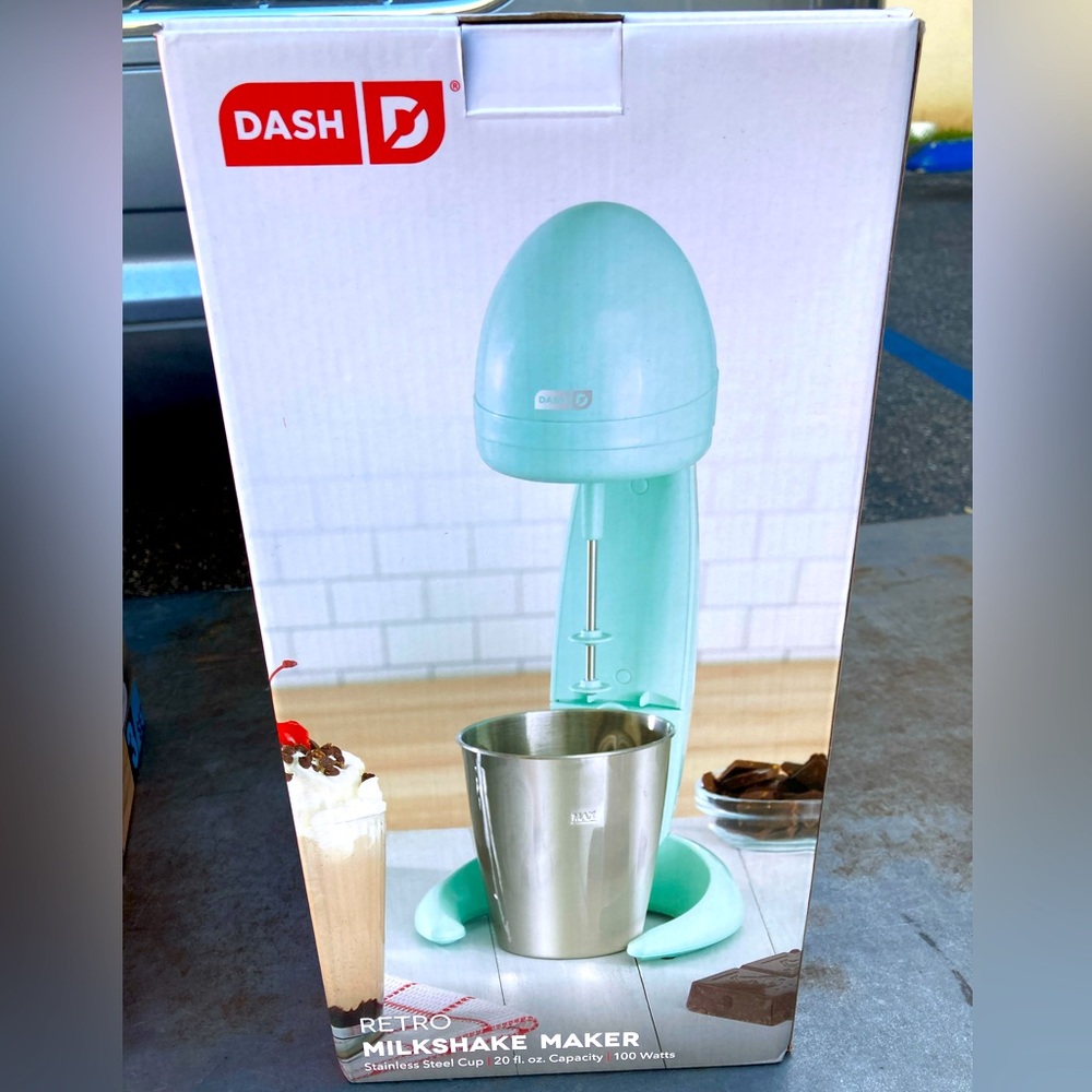 DASH retro style milkshake maker